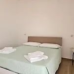 Maria's By Monholiday Apartman